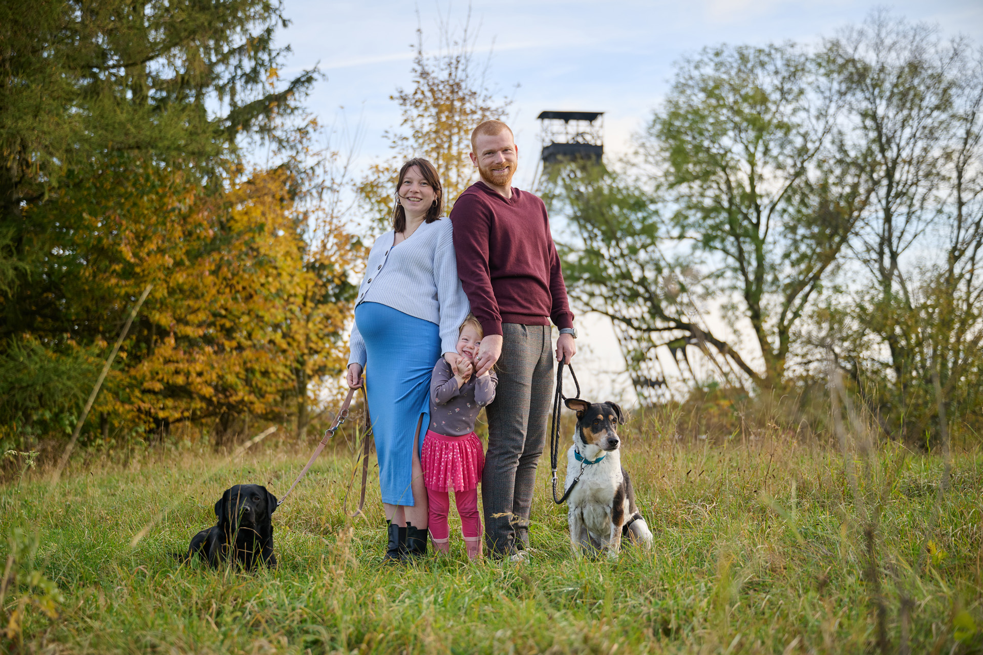 Babybauch-​und Familienshooting am schönsten Klettergerüst in Zschorlau